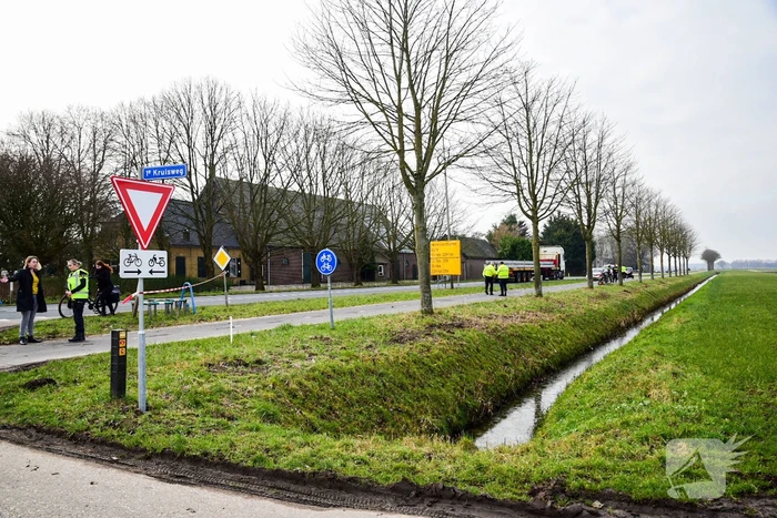 Vrouwelijke fietser zwaargewond bij botsing met scooterrijder