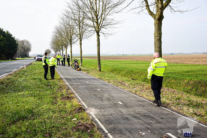 Vrouwelijke fietser zwaargewond bij botsing met scooterrijder