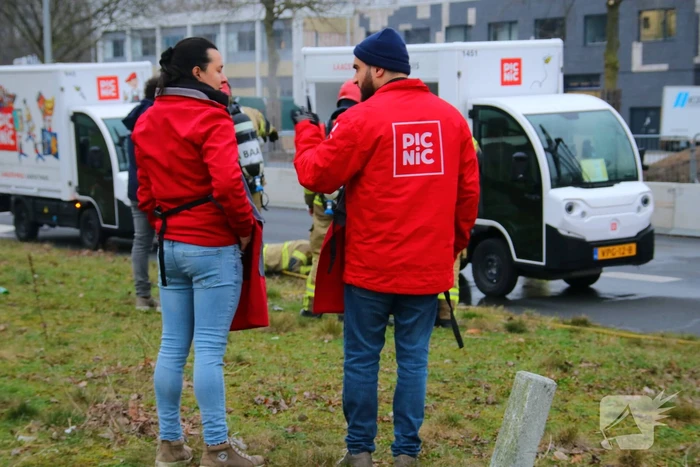 Bezorgwagen PicNic vliegt in brand
