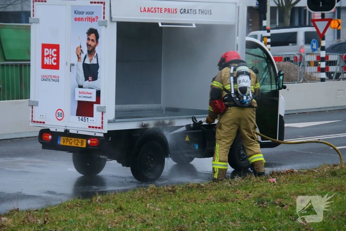 Bezorgwagen PicNic vliegt in brand