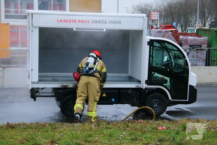 Bezorgwagen PicNic vliegt in brand