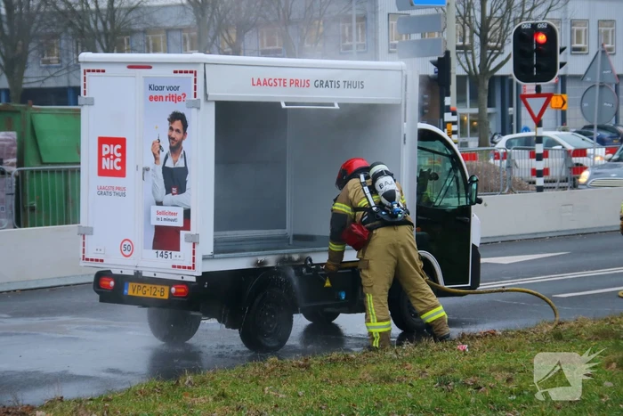 Bezorgwagen PicNic vliegt in brand