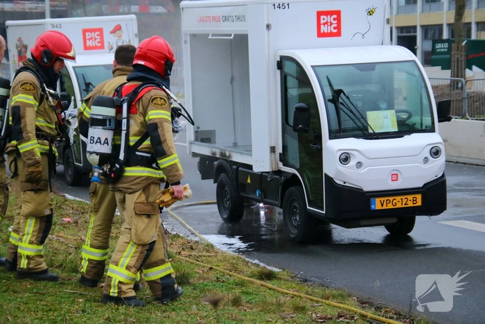 Bezorgwagen PicNic vliegt in brand