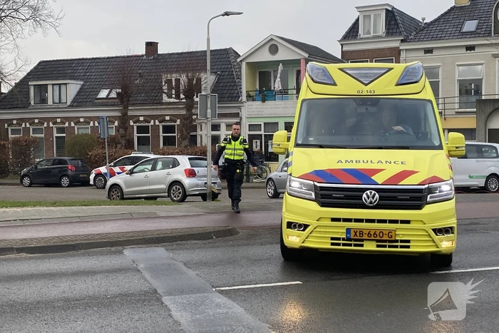 Twee auto's botsten op elkaar