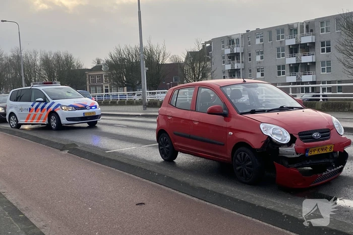Twee auto's botsten op elkaar