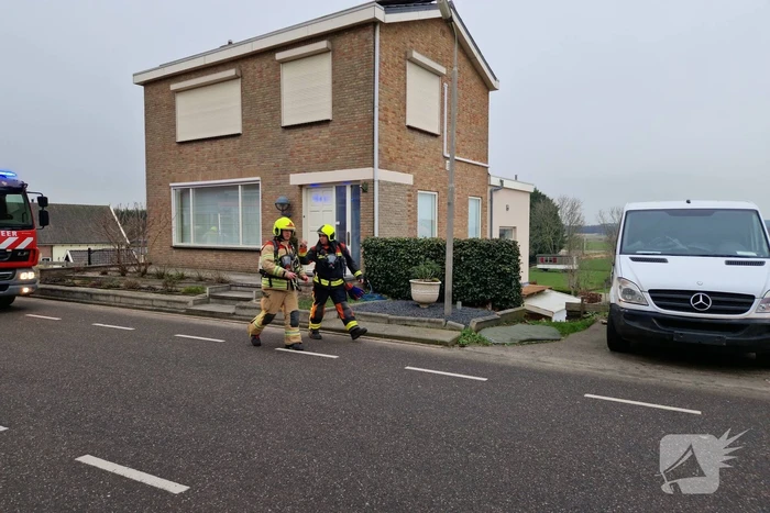 Eigenaar garagebedrijf gewond na bluspoging bij loodsbrand