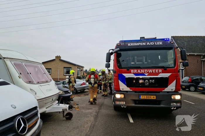 Eigenaar garagebedrijf gewond na bluspoging bij loodsbrand