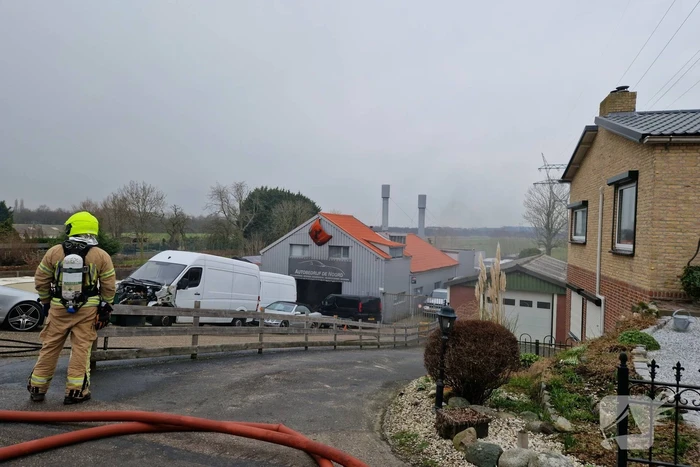 Eigenaar garagebedrijf gewond na bluspoging bij loodsbrand