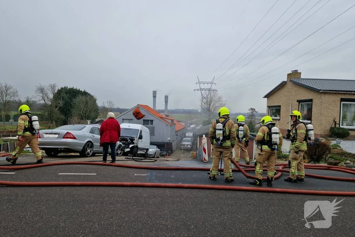 Eigenaar garagebedrijf gewond na bluspoging bij loodsbrand