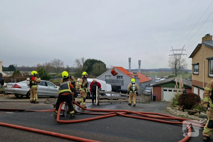 Eigenaar garagebedrijf gewond na bluspoging bij loodsbrand