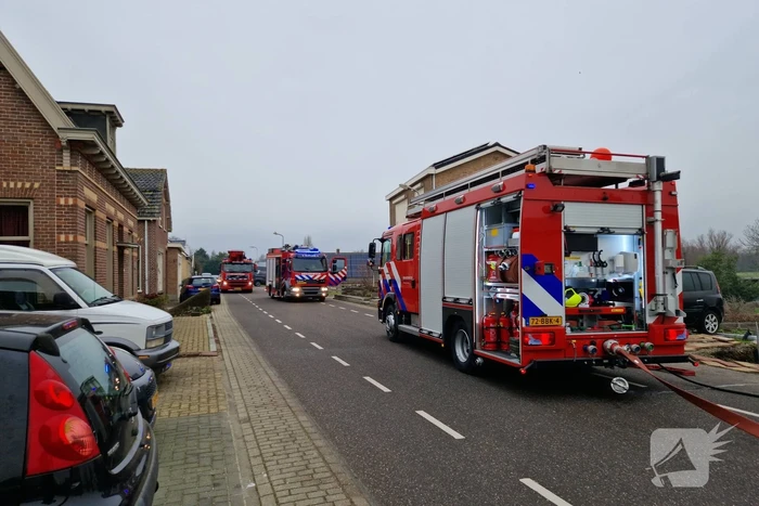 Eigenaar garagebedrijf gewond na bluspoging bij loodsbrand