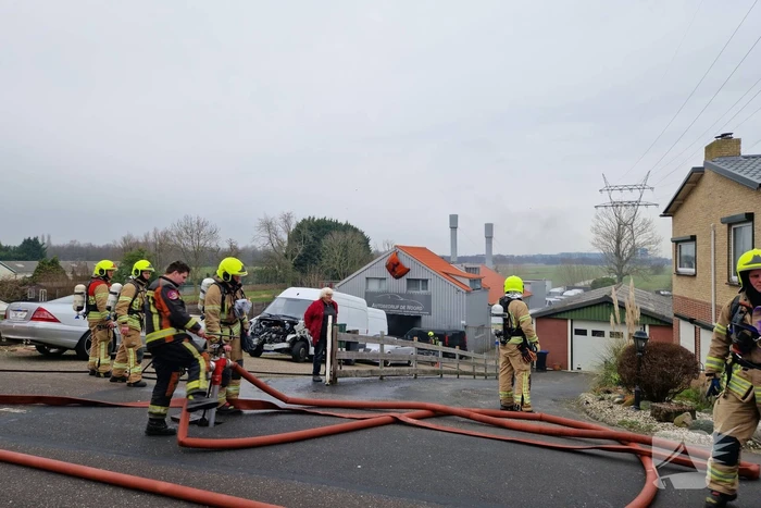 Eigenaar garagebedrijf gewond na bluspoging bij loodsbrand