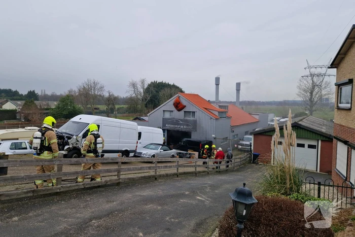 Eigenaar garagebedrijf gewond na bluspoging bij loodsbrand