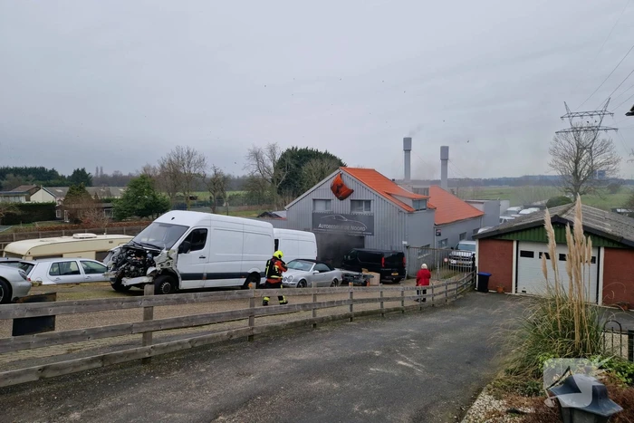 Eigenaar garagebedrijf gewond na bluspoging bij loodsbrand