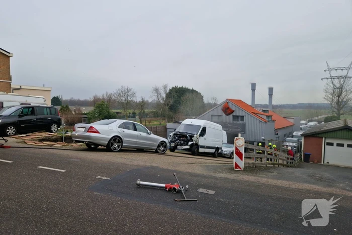 Eigenaar garagebedrijf gewond na bluspoging bij loodsbrand