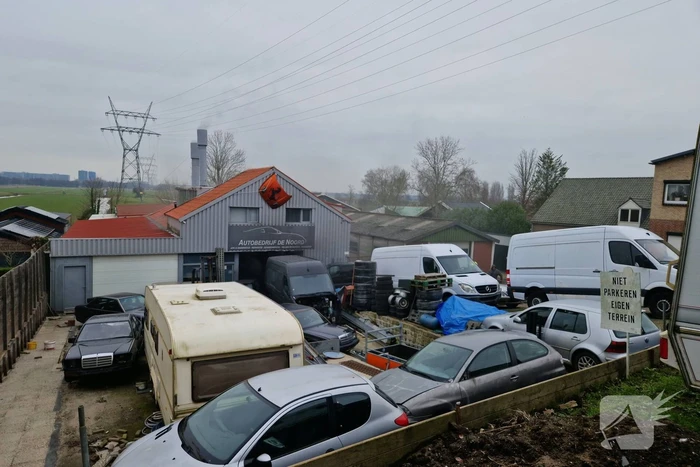 Eigenaar garagebedrijf gewond na bluspoging bij loodsbrand