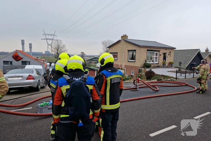 Eigenaar garagebedrijf gewond na bluspoging bij loodsbrand