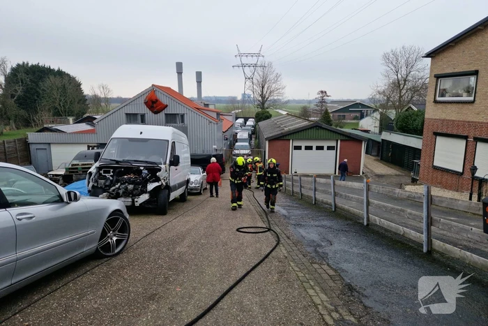 Eigenaar garagebedrijf gewond na bluspoging bij loodsbrand