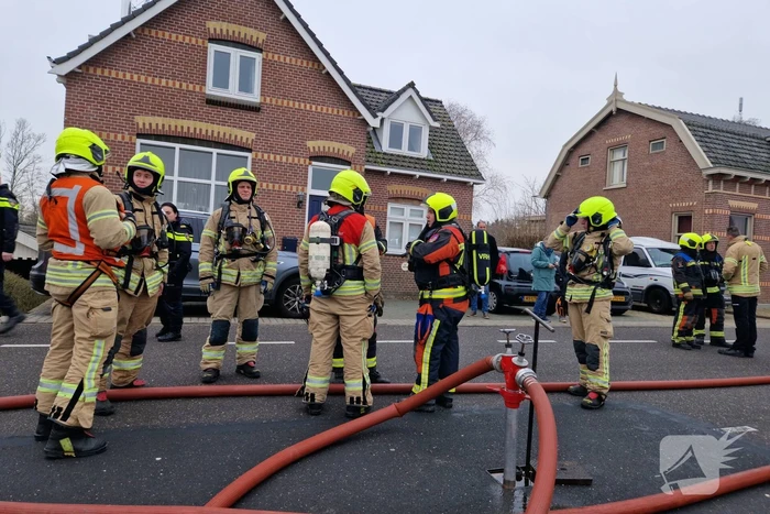 Eigenaar garagebedrijf gewond na bluspoging bij loodsbrand