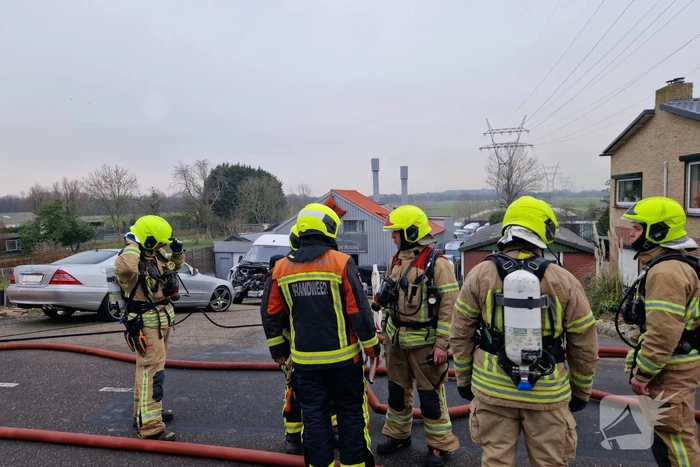 Eigenaar garagebedrijf gewond na bluspoging bij loodsbrand