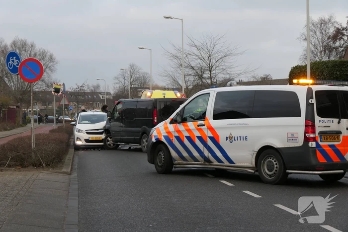 Gewonde bij ongeval tussen personenauto en bestelbus