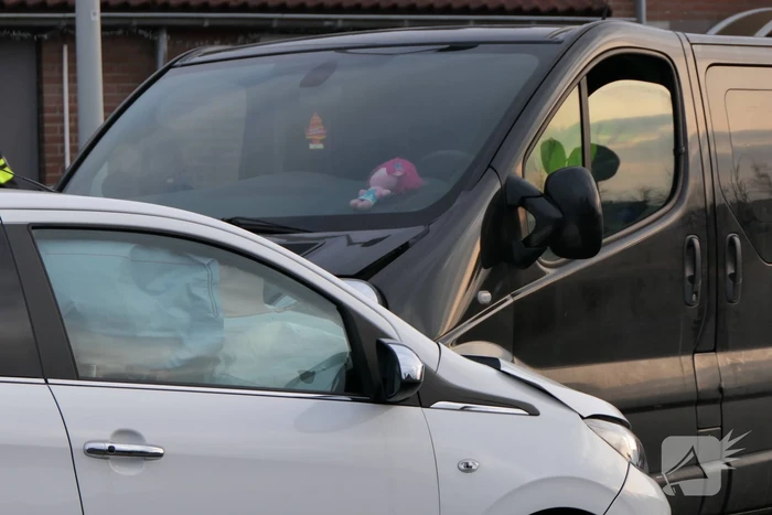 Gewonde bij ongeval tussen personenauto en bestelbus