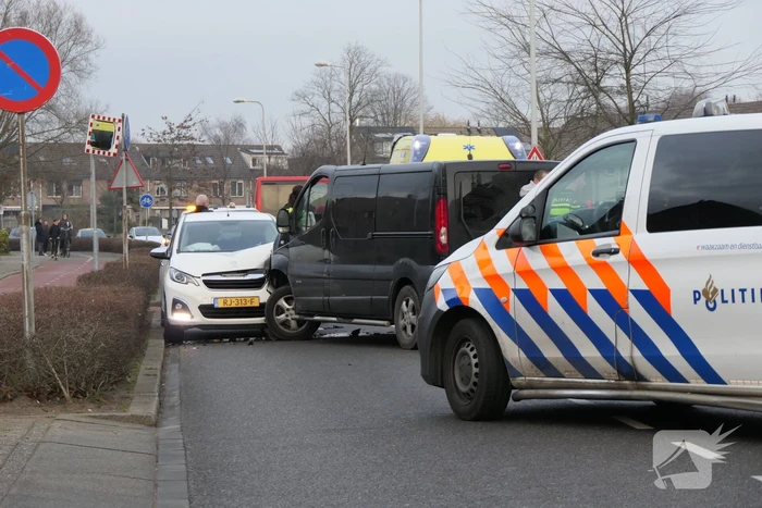 Gewonde bij ongeval tussen personenauto en bestelbus