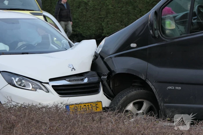 Gewonde bij ongeval tussen personenauto en bestelbus