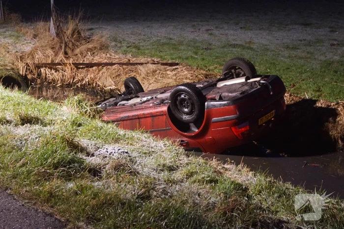 Automobilist belandt met auto op de kop in de sloot