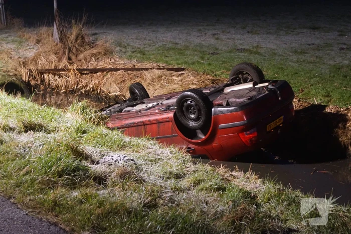 Automobilist belandt met auto op de kop in de sloot