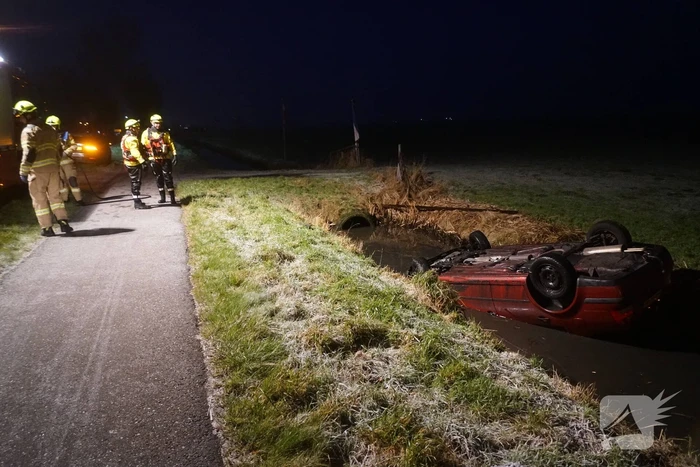 Automobilist belandt met auto op de kop in de sloot