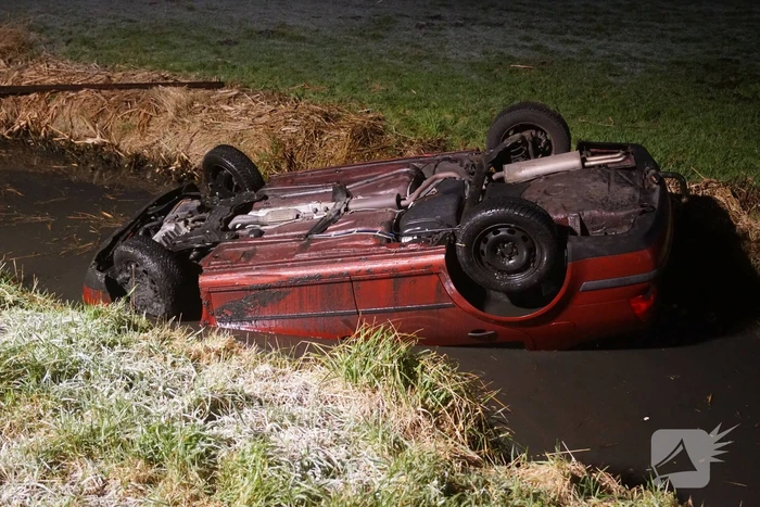 Automobilist belandt met auto op de kop in de sloot