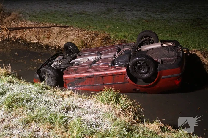 Automobilist belandt met auto op de kop in de sloot