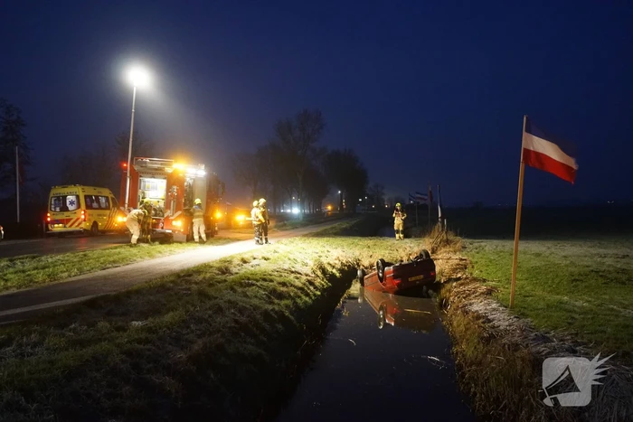 Automobilist belandt met auto op de kop in de sloot