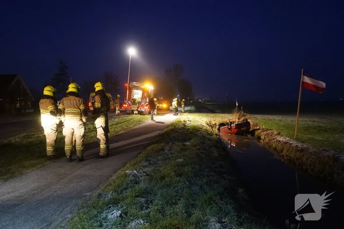 Automobilist belandt met auto op de kop in de sloot