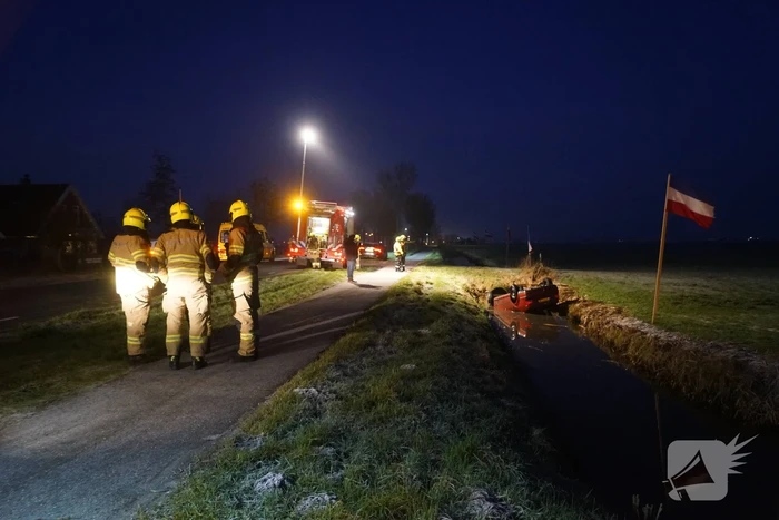 Automobilist belandt met auto op de kop in de sloot