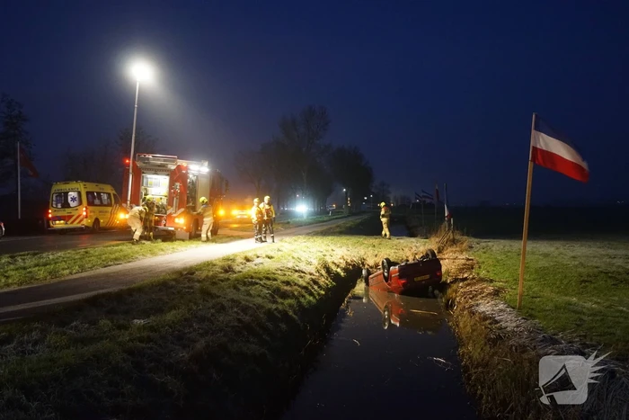 Automobilist belandt met auto op de kop in de sloot
