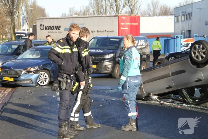 Auto belandt op de kop bij verkeersongeval