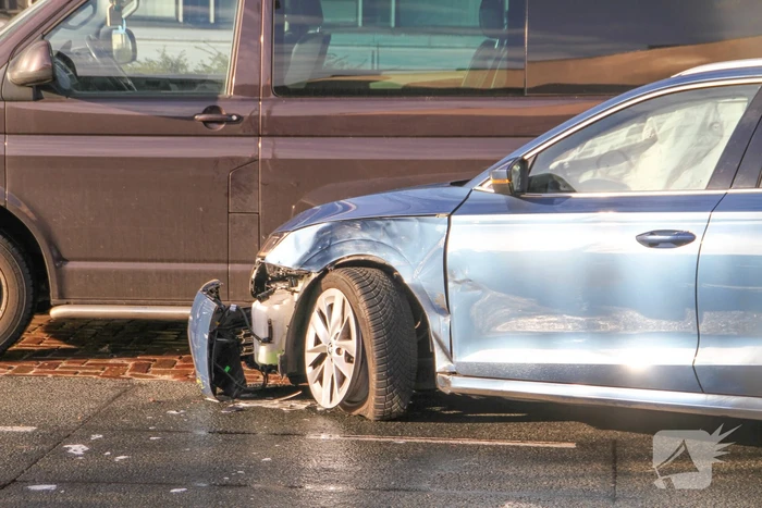 Auto belandt op de kop bij verkeersongeval