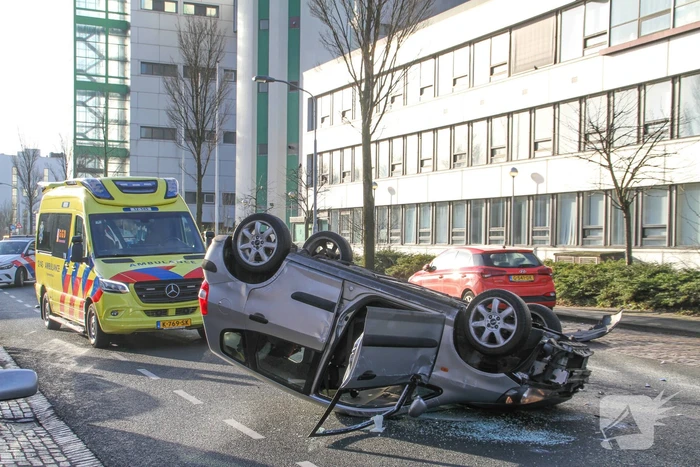 Auto belandt op de kop bij verkeersongeval