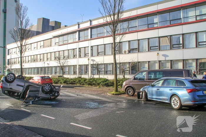 Auto belandt op de kop bij verkeersongeval