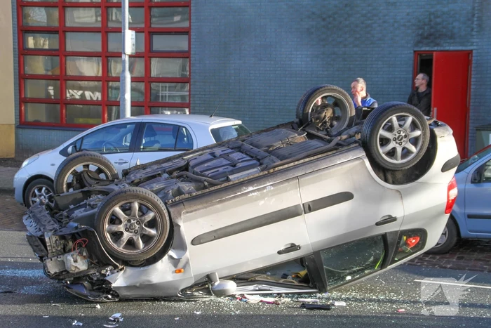 Auto belandt op de kop bij verkeersongeval