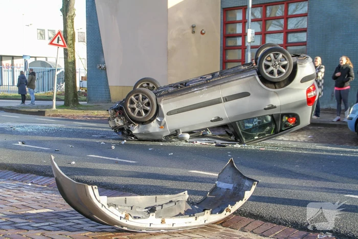 Auto belandt op de kop bij verkeersongeval