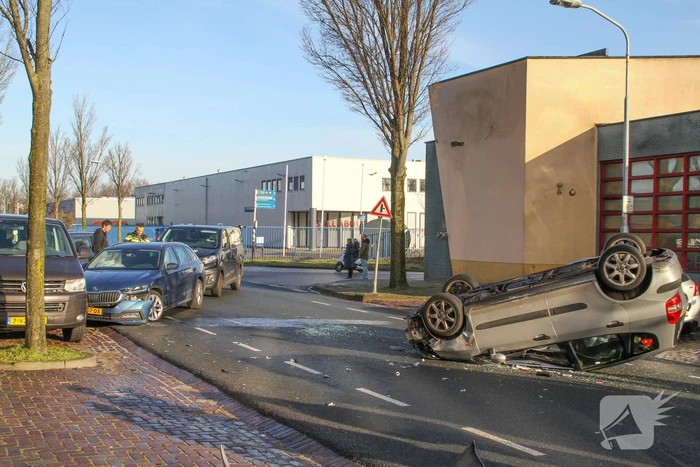 Auto belandt op de kop bij verkeersongeval