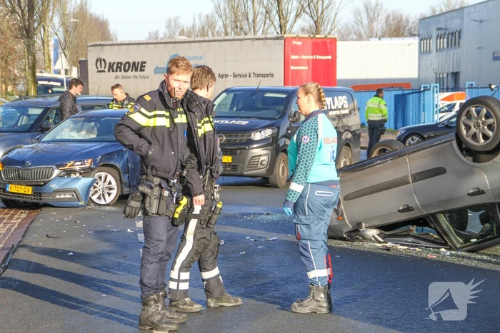 Auto belandt op de kop bij verkeersongeval