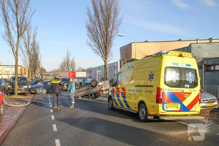 Auto belandt op de kop bij verkeersongeval