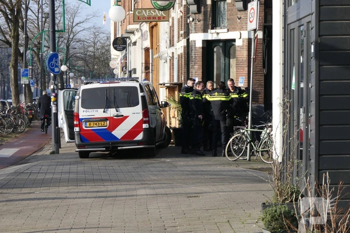 Kogelgaten in het raam van cafe Le Baroque