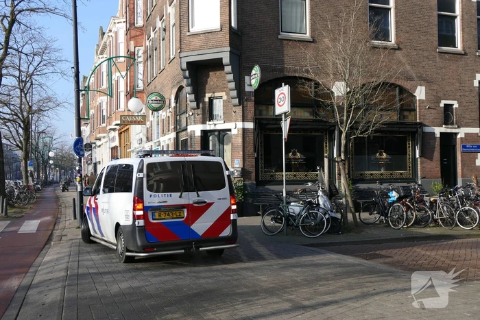 Kogelgaten in het raam van cafe Le Baroque