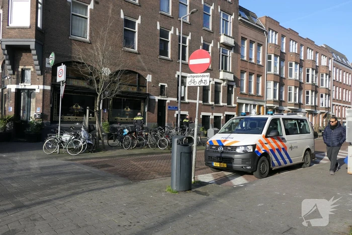 Kogelgaten in het raam van cafe Le Baroque