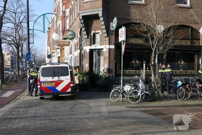 Kogelgaten in het raam van cafe Le Baroque